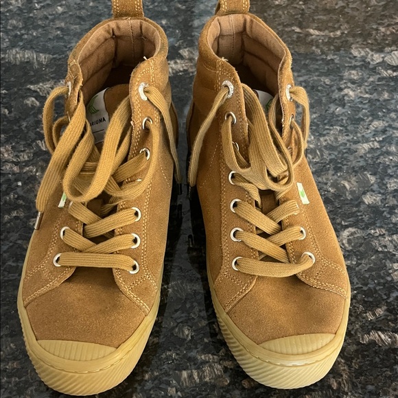 Cariuma Tan High-Top Sneakers - Picture 4 of 4